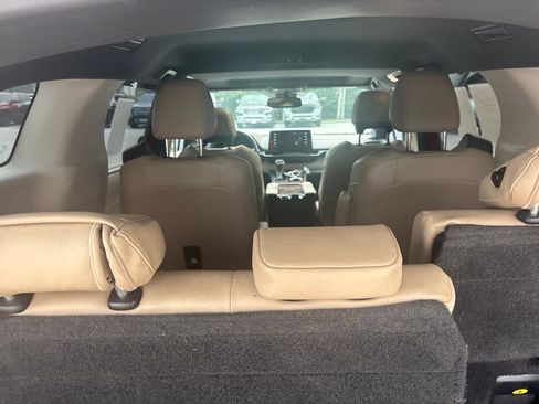 Used 2021 Toyota Sienna XLE FWD image 7