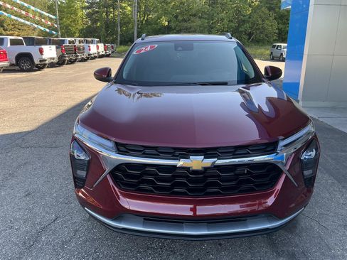 Used 2024 Chevrolet Trax LT w/ Driver Confidence Package FWD image 2