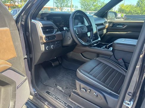 Certified 2025 GMC Yukon Denali Ultimate w/ LPO, Floor Liner Package AWD/4WD image 9