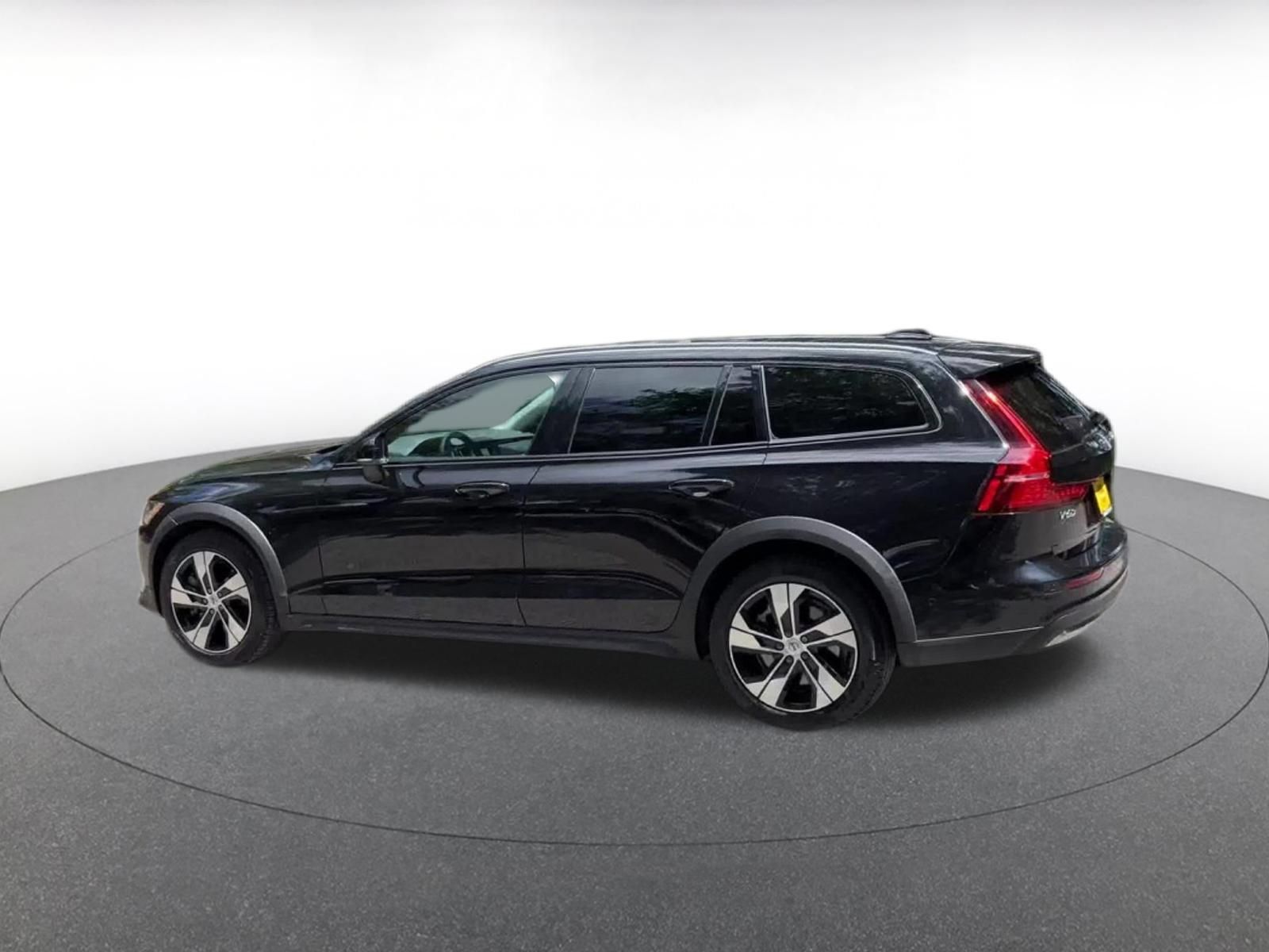 Used 2025 Volvo V60 B5 Cross Country Plus AWD/4WD image 9