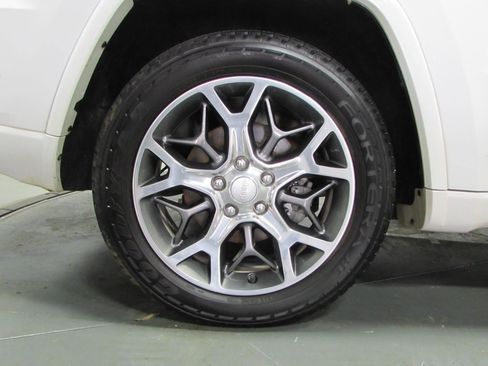 Used 2019 Jeep Grand Cherokee Overland AWD/4WD image 9
