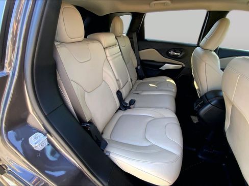 Used 2018 Jeep Cherokee Limited FWD image 18