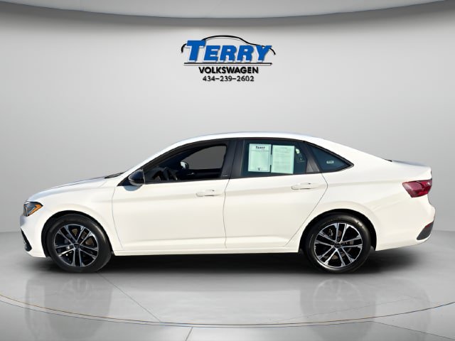 Used 2025 Volkswagen Jetta Sport FWD image 2