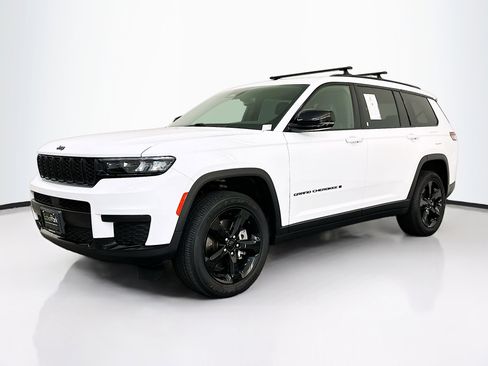 Used 2023 Jeep Grand Cherokee L Laredo image 3