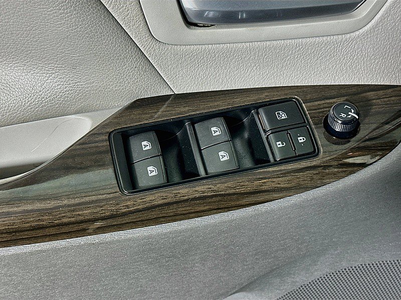 Used 2015 Toyota Sienna XLE w/ XLE Navigation Package FWD image 19