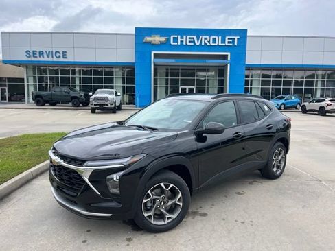 New 2026 Chevrolet Trax LT w/ Driver Confidence Package FWD image 2