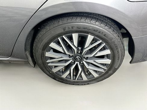 Used 2024 Nissan Altima 2.5 SV image 11