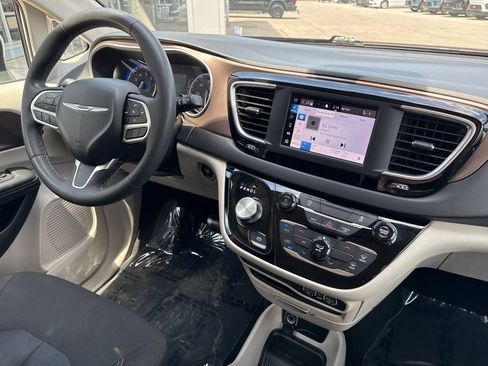 Used 2023 Chrysler Voyager LX FWD image 38