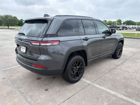 Used 2024 Jeep Grand Cherokee Altitude RWD image 8