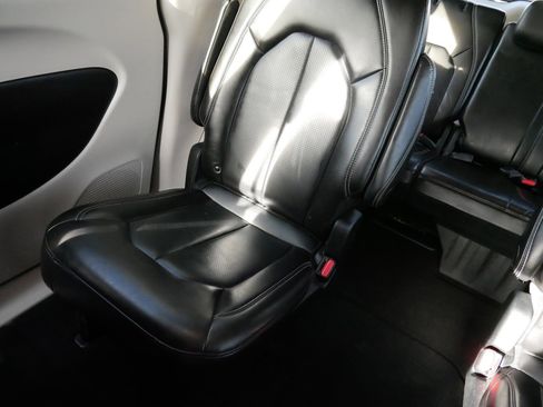 Used 2023 Chrysler Pacifica Touring-L image 12