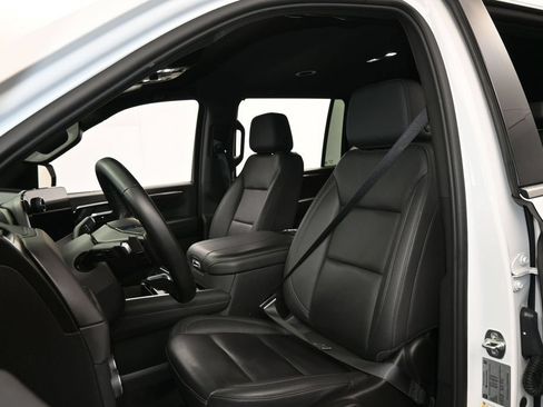 Used 2025 Chevrolet Suburban LT RWD image 10