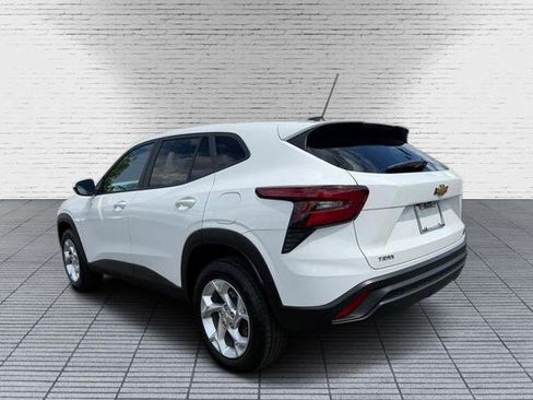 Used 2025 Chevrolet Trax LS w/ LS Convenience Package FWD image 3