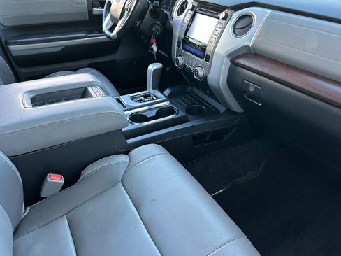 Used 2018 Toyota Tundra Limited w/ Limited Premium Package RWD image 32
