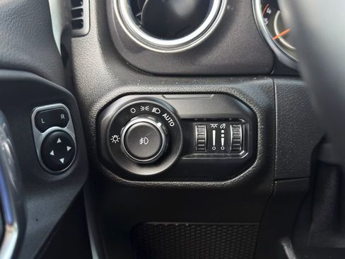 Used 2021 Jeep Wrangler Unlimited Sahara AWD/4WD image 7
