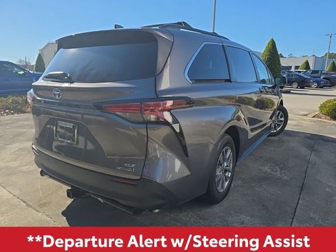 Used 2022 Toyota Sienna XLE image 8