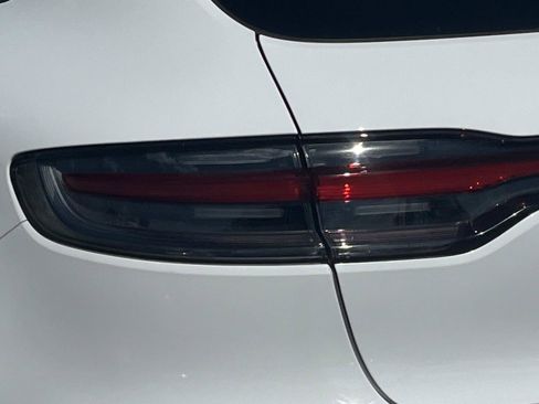 Used 2020 Porsche Macan AWD/4WD image 9
