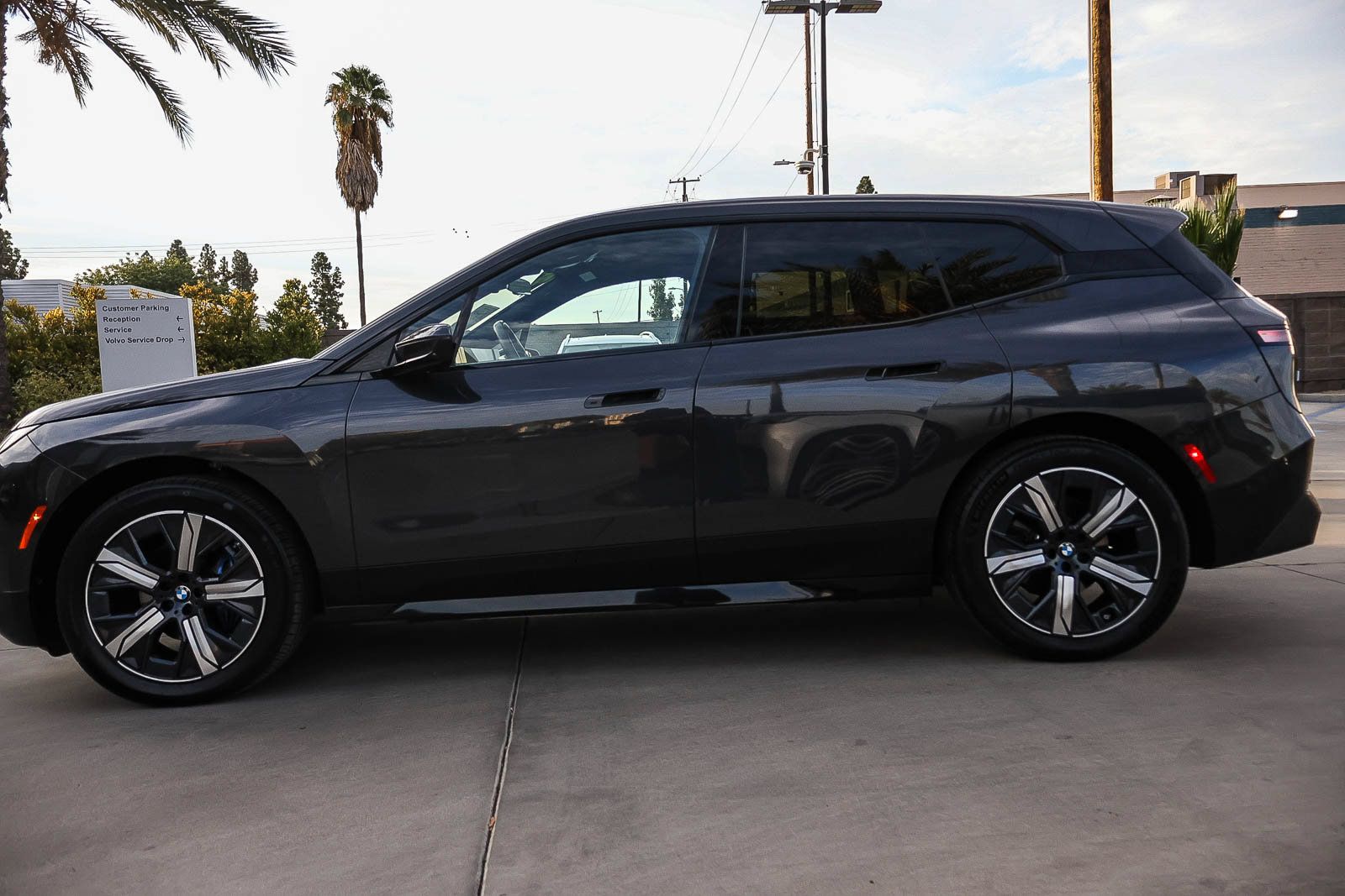 Used 2024 BMW iX xDrive50 w/ Sport Package AWD/4WD image 8
