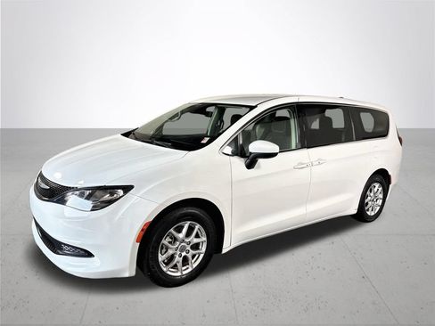 Used 2023 Chrysler Voyager LX FWD image 2