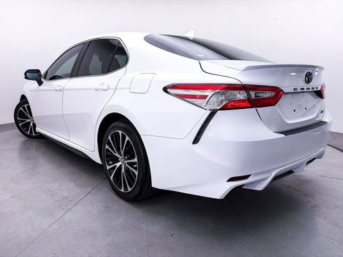 Used 2020 Toyota Camry SE w/ Blackout Package FWD image 2