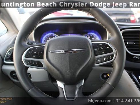 Used 2023 Chrysler Pacifica Touring-L image 14
