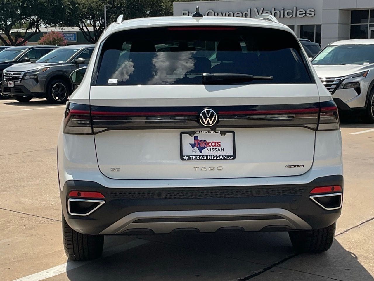 Used 2025 Volkswagen Taos SE AWD/4WD image 5