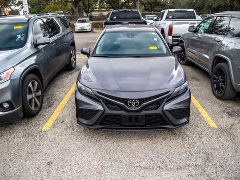 Used 2021 Toyota Camry SE image 5