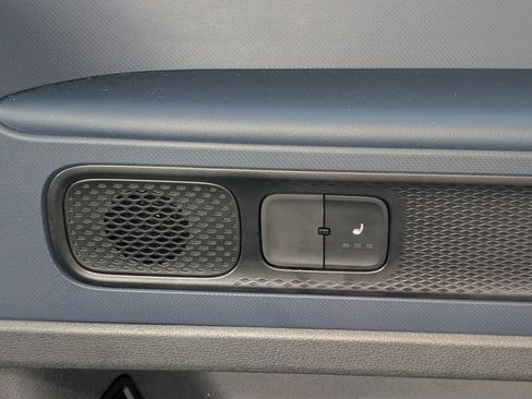 Used 2025 Volkswagen ID. Buzz Pro S Plus RWD image 16