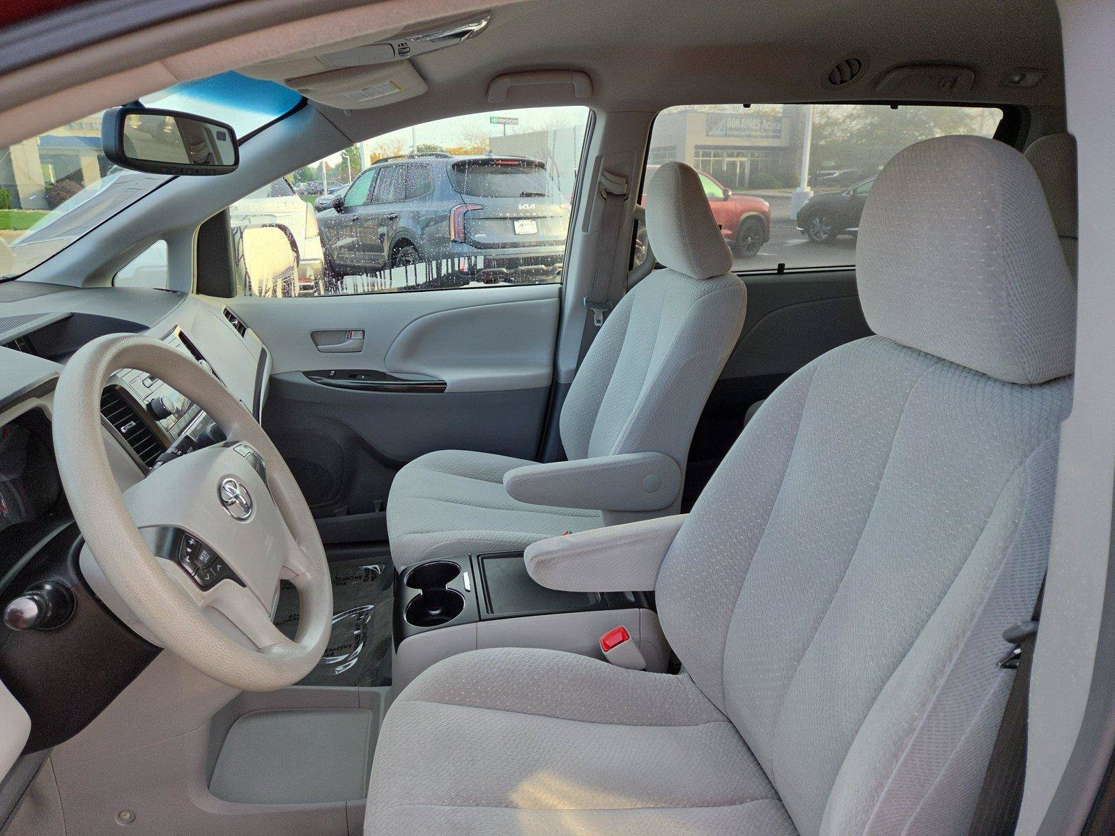 Used 2014 Toyota Sienna LE FWD image 18