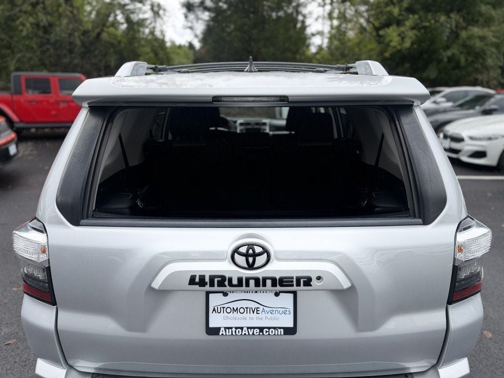 Used 2018 Toyota 4Runner SR5 AWD/4WD image 6