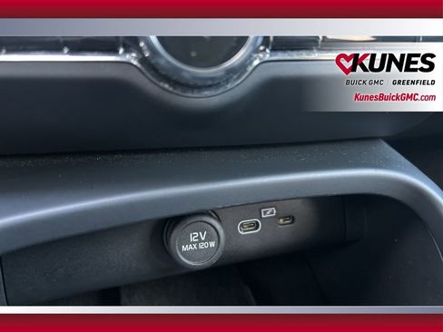 Used 2024 Volvo XC40 B5 Core image 28