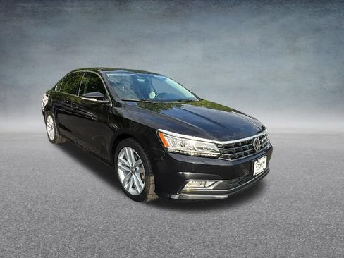 Used 2018 Volkswagen Passat 2.0T SE FWD image 2
