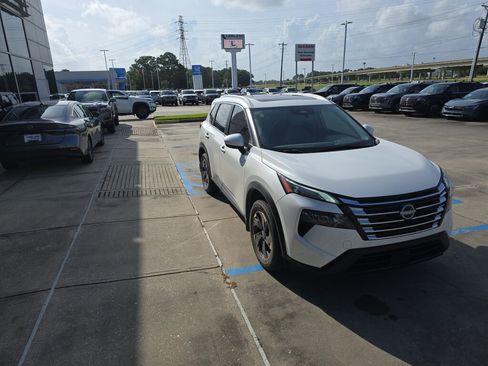 Used 2024 Nissan Rogue SV w/ SV Premium Package FWD image 12
