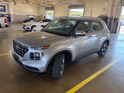 Used 2026 Hyundai Venue SEL FWD image 4