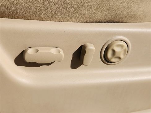 Used 2013 Chevrolet Avalanche LTZ image 12