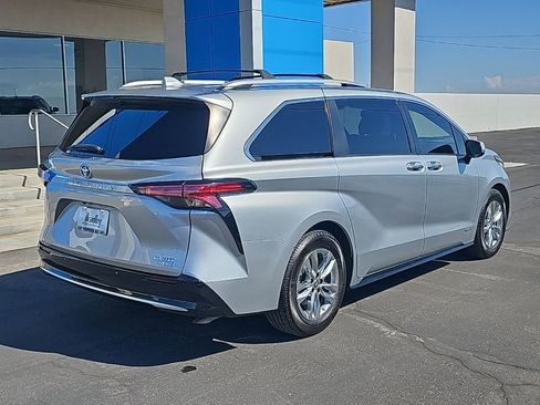 Used 2021 Toyota Sienna Limited image 3