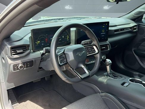 Used 2025 Ford Mustang Coupe RWD image 4