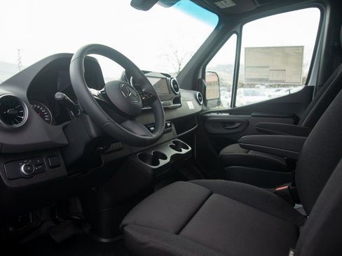 Used 2025 Mercedes-Benz Sprinter 4500 image 26