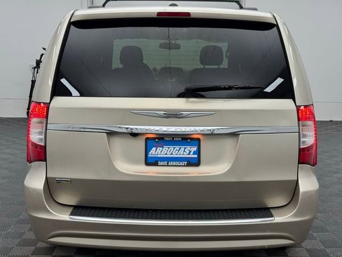 Used 2014 Chrysler Town & Country Touring image 8