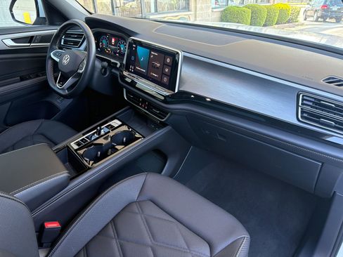 Used 2025 Volkswagen Atlas Cross Sport SE w/ Panoramic Sunroof Package image 19