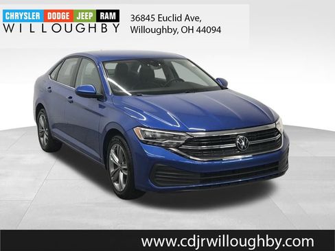 Used 2024 Volkswagen Jetta SE image 3