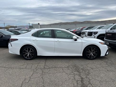 Used 2022 Toyota Camry SE image 6