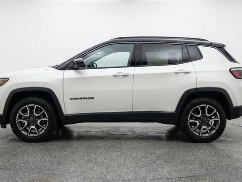 Used 2025 Jeep Compass Trailhawk AWD/4WD image 5