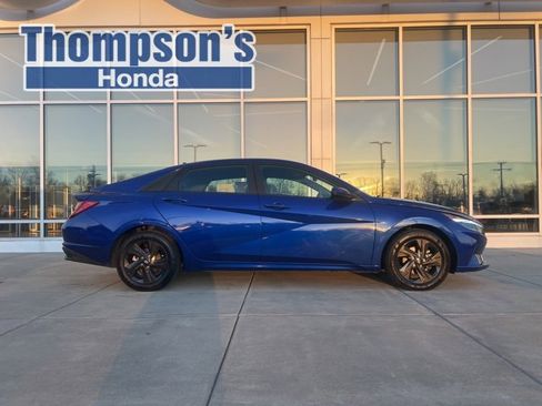 Used 2023 Hyundai Elantra SEL image 2