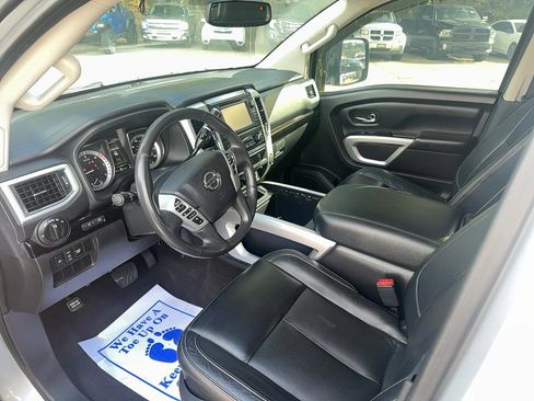 Used 2017 Nissan Titan SV image 11