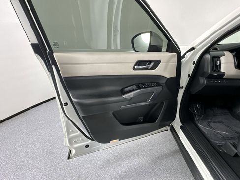 Used 2022 Nissan Pathfinder SL AWD/4WD image 19