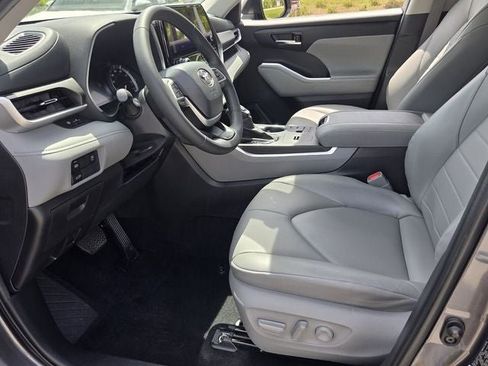 Used 2024 Toyota Highlander XLE FWD image 17