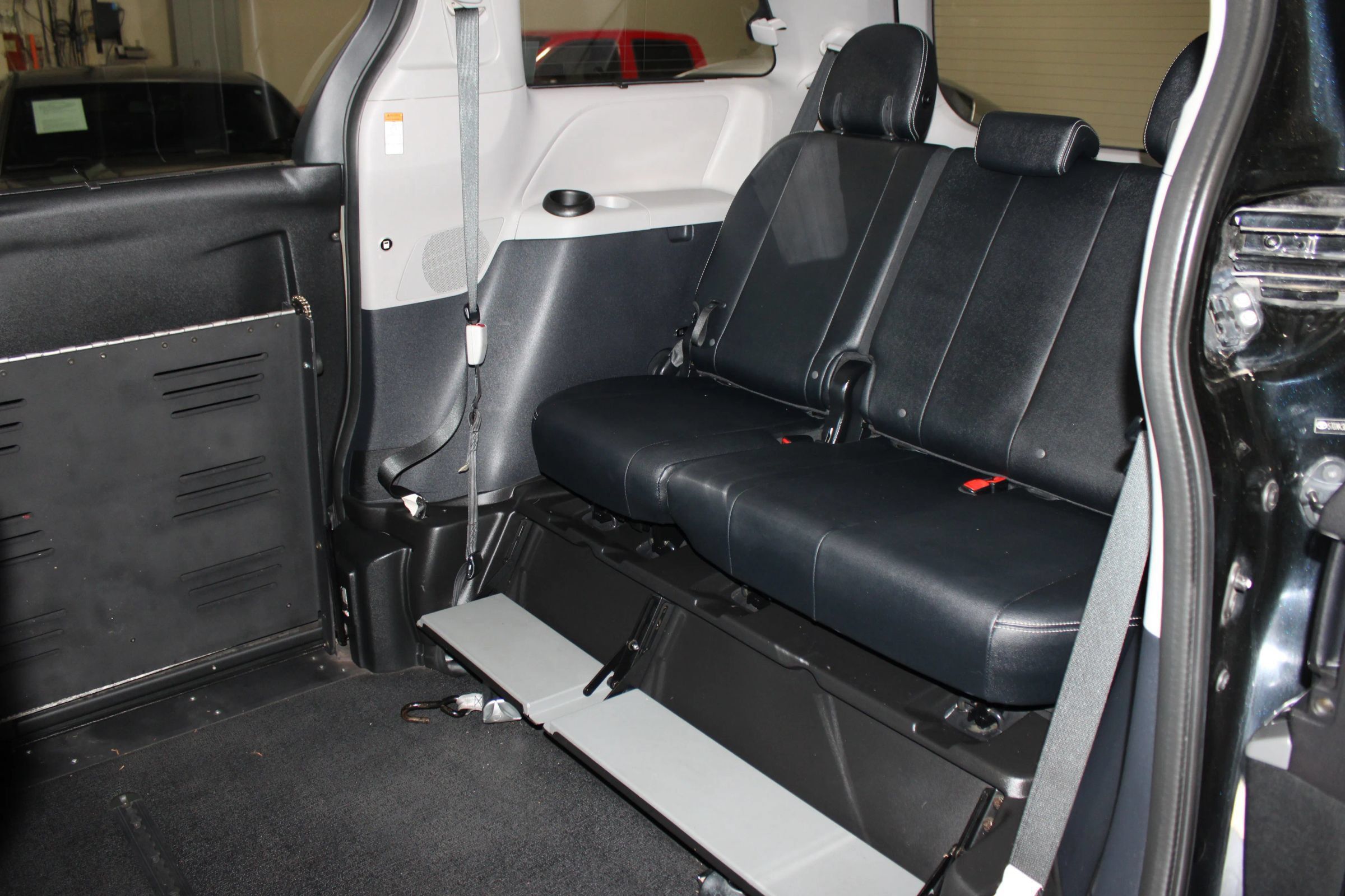 Used 2015 Toyota Sienna SE w/ SE Preferred Package FWD image 31
