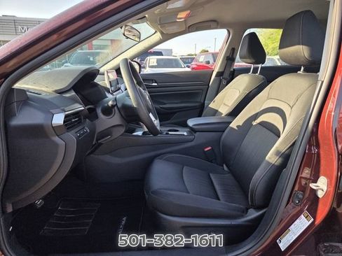 Used 2025 Nissan Altima 2.5 SV FWD image 6