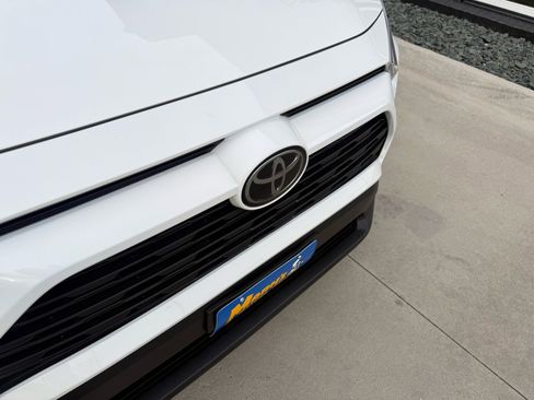 Used 2019 Toyota RAV4 LE image 28