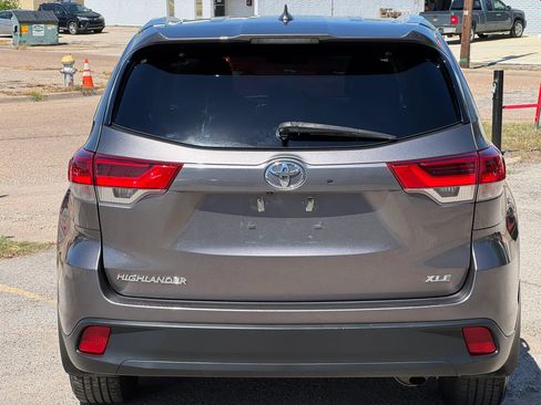 Used 2017 Toyota Highlander XLE FWD image 5